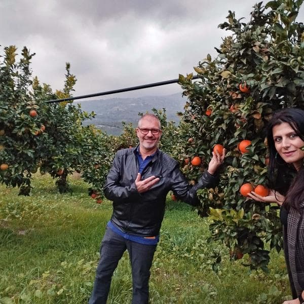 Claudia und Antonio Calma im Orangenhain in Sizilien